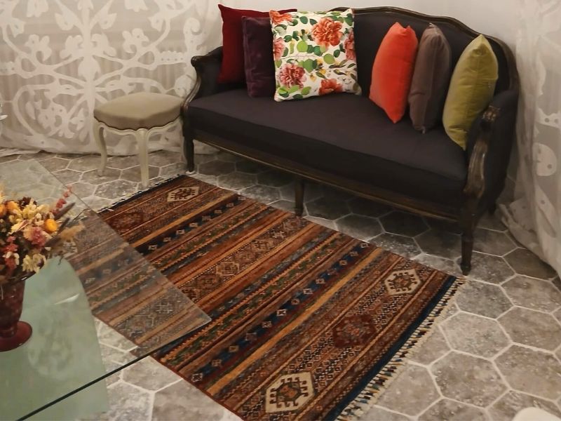 Souligner l'élégance d'un petit salon avec un tapis Khorjin aux accents ethniques
