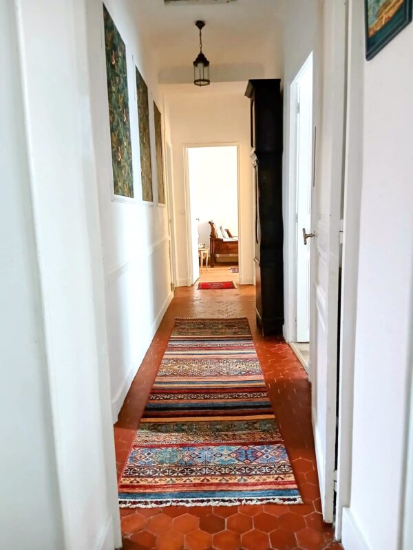 Structurer un couloir avec un tapis Khorjin graphique et chaleureux 1