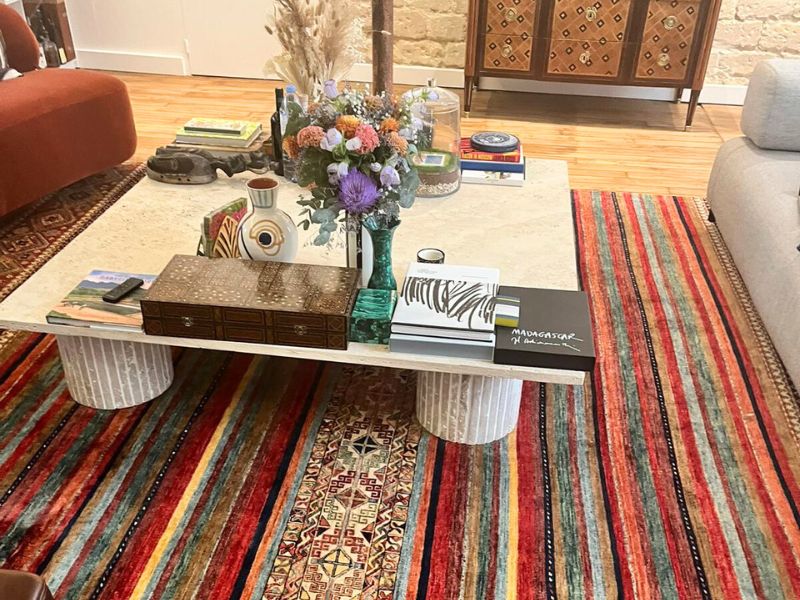 Structurer un salon contemporain avec un tapis Khorjin aux lignes vibrantes