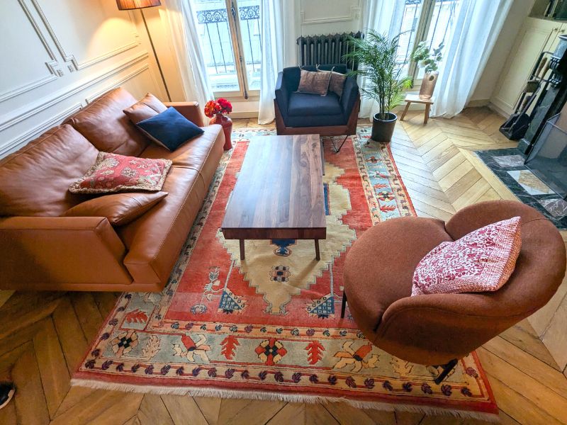 Apporter du caractère et de la chaleur à un salon haussmannien avec un tapis Konya