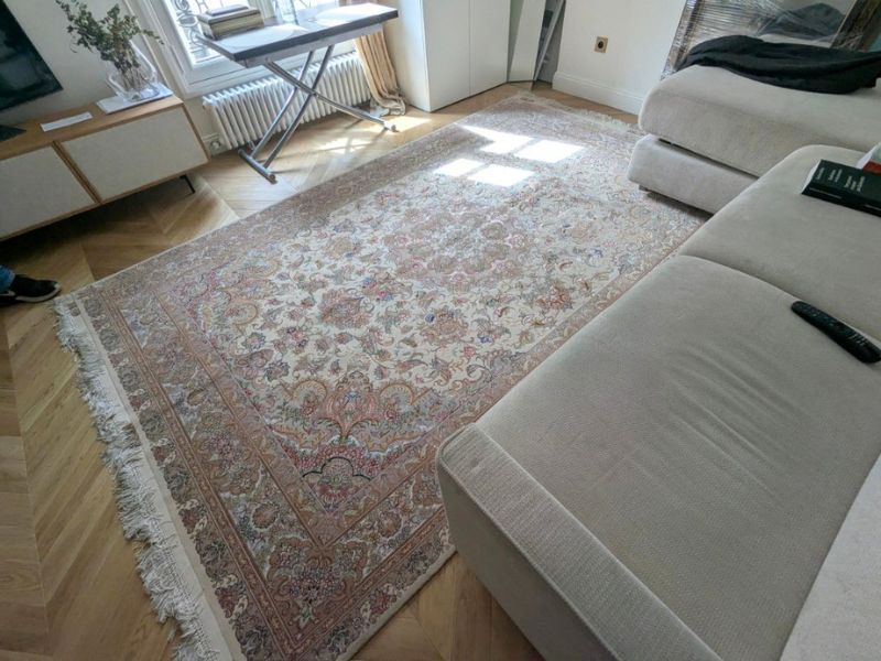 Apporter raffinement et lumière à un salon avec un Tabriz en laine et soie