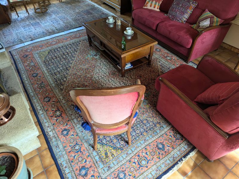 Apporter richesse décorative et équilibre à un salon avec un tapis Tabriz