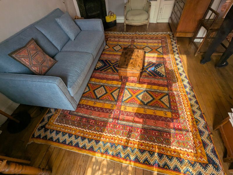 Créer un contraste chaleureux dans un salon avec un tapis Tazenakh