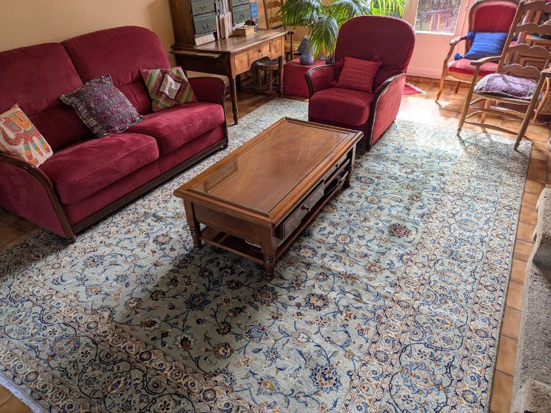Créer une harmonie douce et lumineuse avec un tapis Keshan dans un salon de caractère