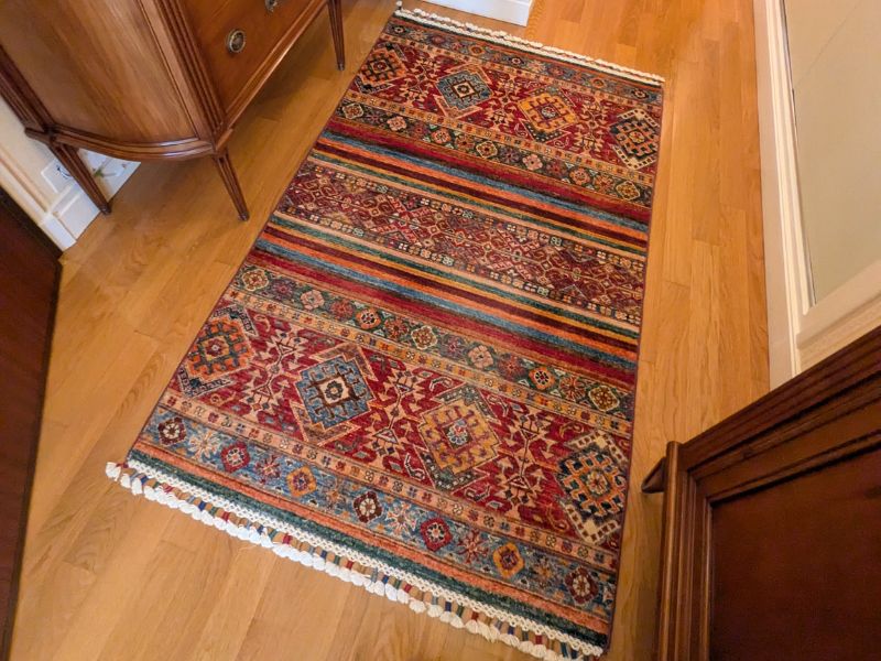 Dynamiser un passage avec un tapis Khorjin aux motifs graphiques