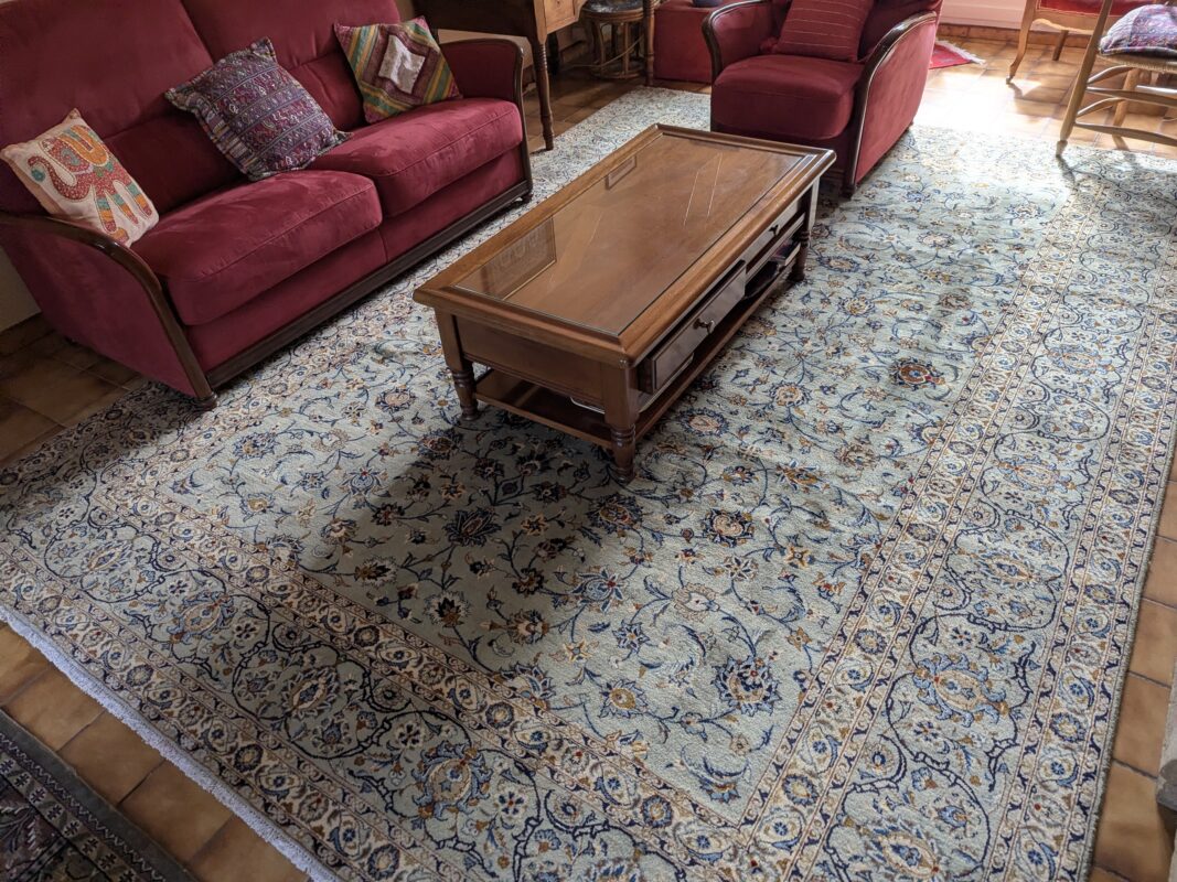 Créer une harmonie douce et lumineuse avec un tapis Keshan dans un salon de caractère 1