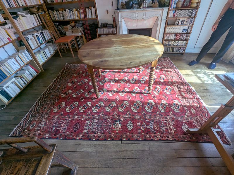 Structurer un espace de lecture avec un tapis Boukhara aux motifs traditionnels
