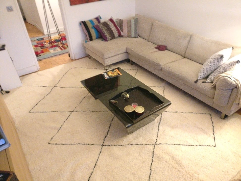 Tapis berbère Beni Ouarain de grande taille à losanges dans un salon avec canapé d'angle