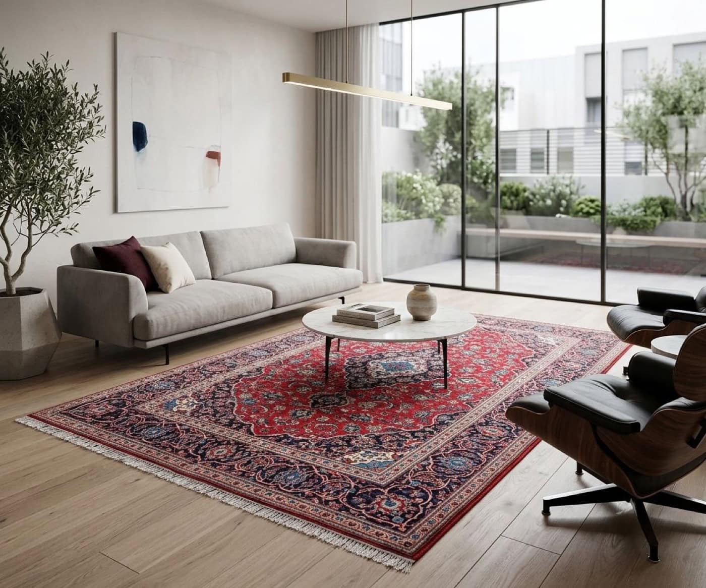Tapis persan Keshan à fond rouge créant un point focal dans un salon contemporain