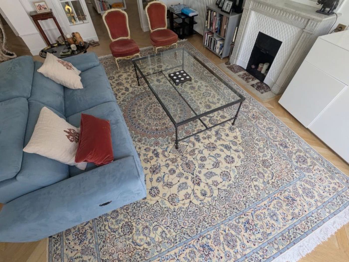 Tapis persan Nain ivoire à motifs floraux dans un salon lumineux