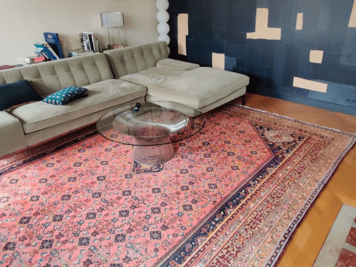 Tapis Abadeh aux tons rouges dans un salon contemporain, collection Tapis Bouznah