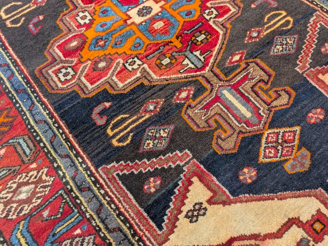 Variations de couleur abrash sur le champ bleu d'un tapis persan noué main