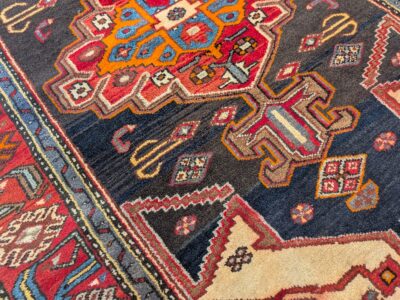 Variations de couleur abrash sur le champ bleu d'un tapis persan noué main