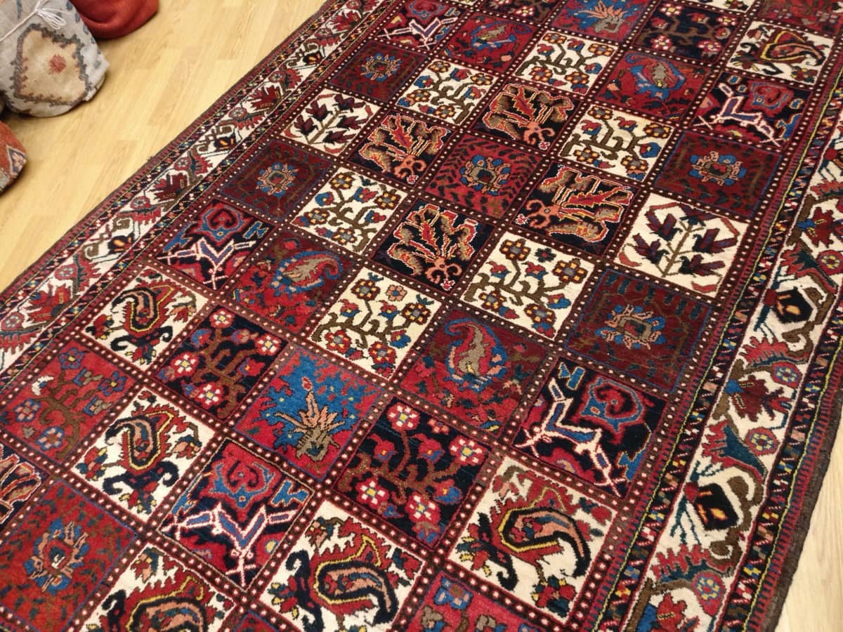 Tapis Bakhtiar à grille de compartiments multicolores, chacun orné d'un motif végétal, design jardin kheshti, collection Tapis Bouznah