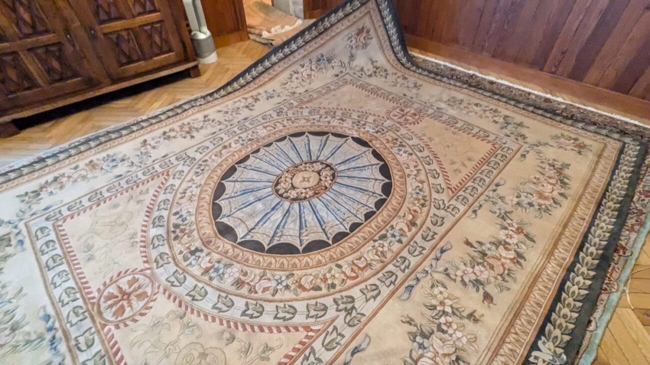 Tapis de style Savonnerie à médaillon central rayonnant, en situation sur parquet, collection Tapis Bouznah