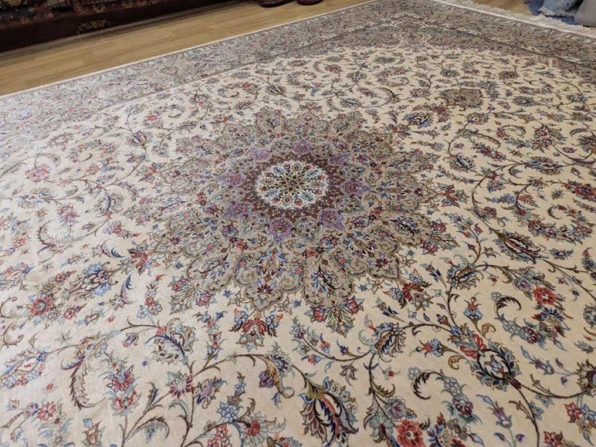 Tapis Ghoum en soie à rosace centrale rayonnante sur fond ivoire, semis floral très fin, collection Tapis Bouznah