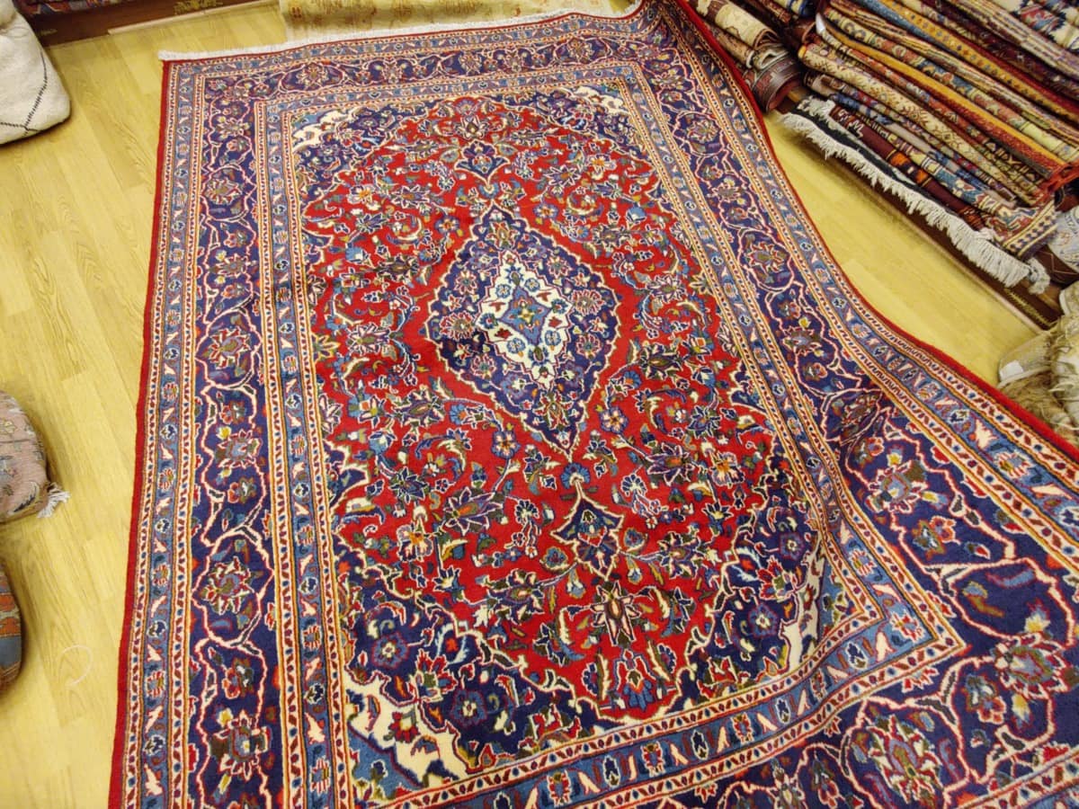 Tapis Keshan à médaillon central et écoinçons, champ floral dense aux tons rouge et bleu, collection Tapis Bouznah