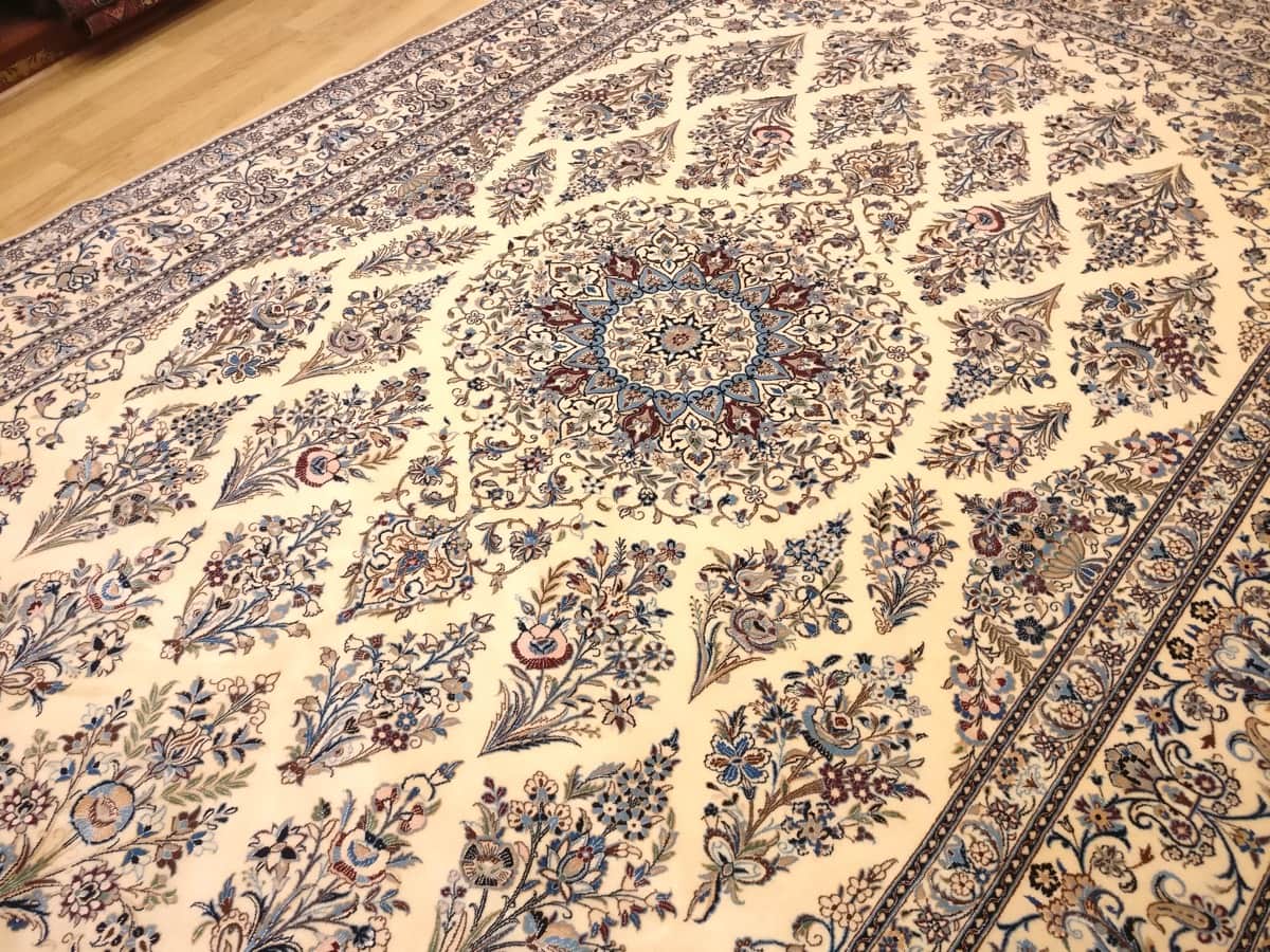 Tapis Nain à médaillon central sur fond ivoire, semis de bouquets et contours rehaussés de bleu, collection Tapis Bouznah