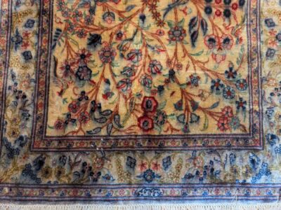 Champ ivoire d'un tapis persan dont les couleurs ont migré après une exposition à l'eau, atelier Tapis Bouznah