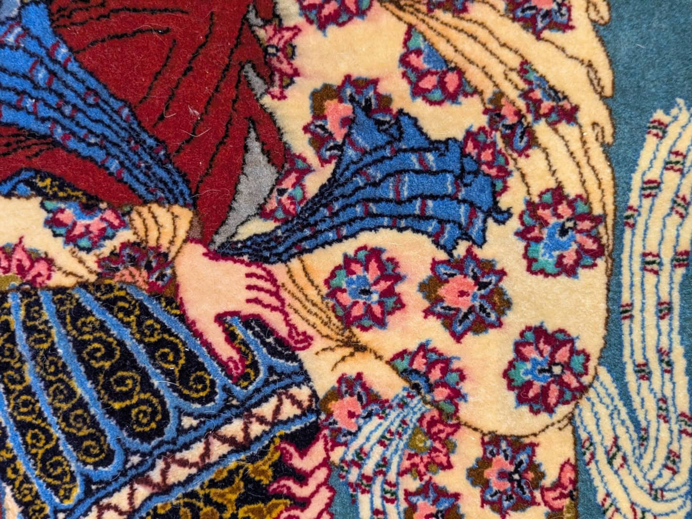 Détail d'un tapis en soie fin et fragile dans l'atelier de restauration Tapis Bouznah