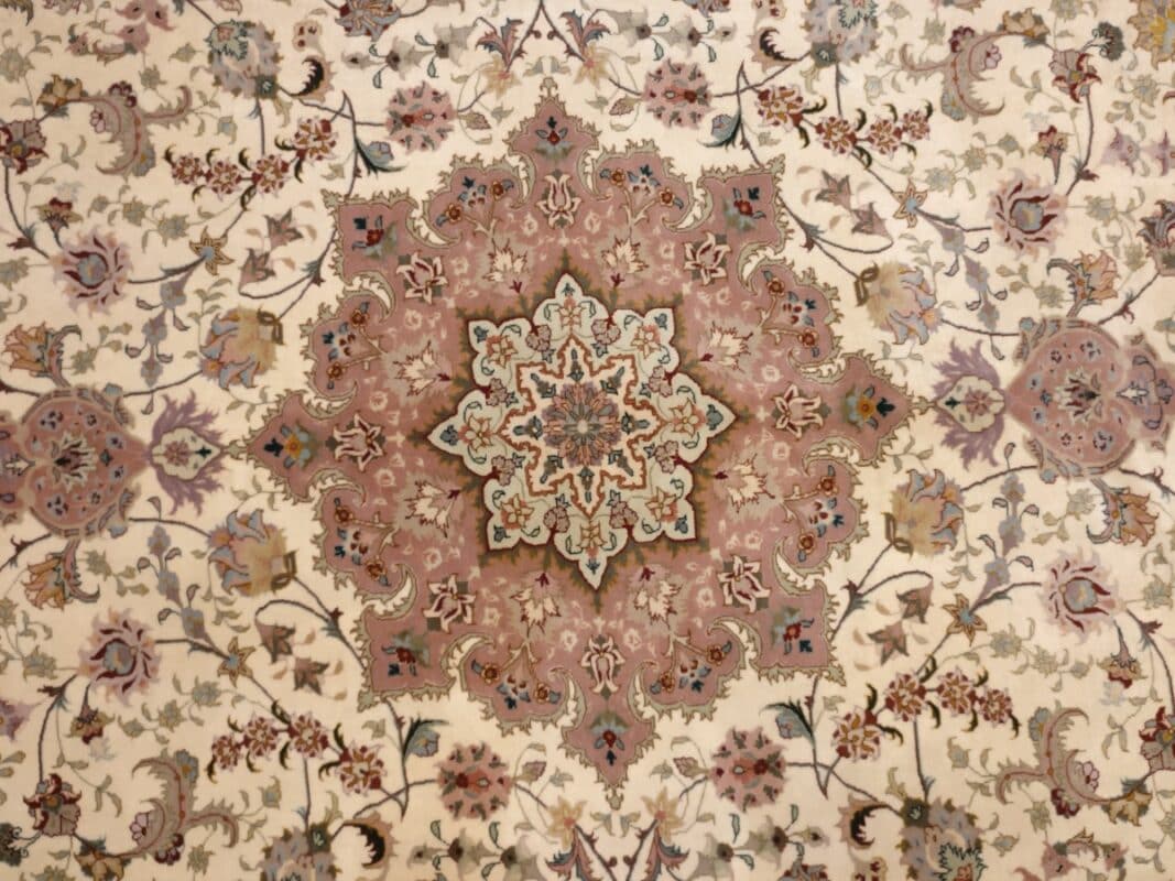 Tapis Tabriz à médaillon central en étoile et fin semis floral aux tons pastel, collection Tapis Bouznah