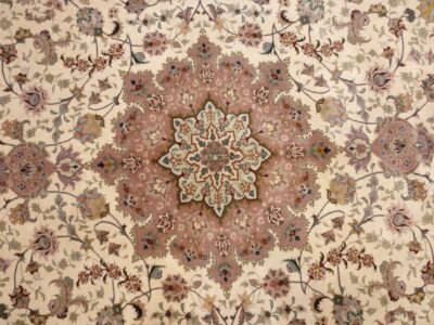 Tapis Tabriz à médaillon central en étoile et fin semis floral aux tons pastel, collection Tapis Bouznah