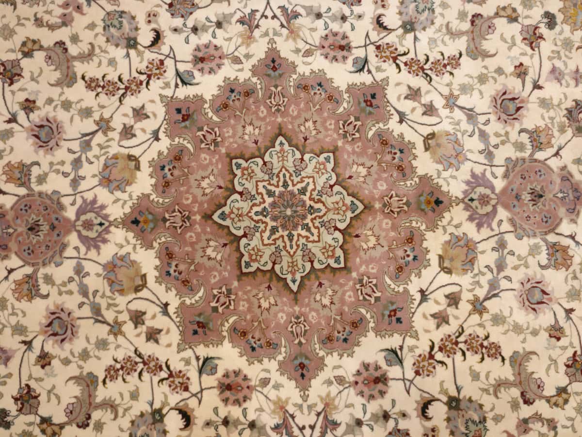 Tapis Tabriz à médaillon central en étoile et fin semis floral aux tons pastel, collection Tapis Bouznah
