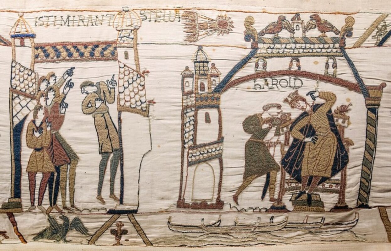 Scene de la tapisserie de Bayeux, des hommes observent la comete de Halley, presage de la chute du roi Harold