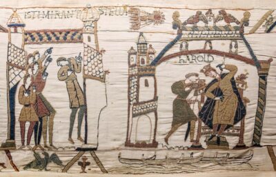 Scene de la tapisserie de Bayeux, des hommes observent la comete de Halley, presage de la chute du roi Harold