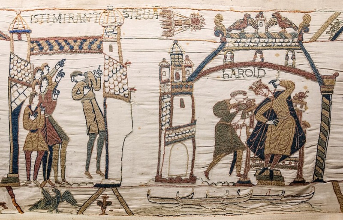 Scène de la tapisserie de Bayeux où des hommes observent la comète de Halley, présage de la chute du roi Harold